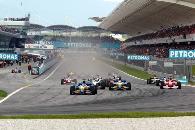 Fernando Alonso (Spanien Renault, Mitte) führt das Fahrerfeld vor Jarno Trulli (Italien Renault) und Michael Schumacher (Deutschland Ferrari, re.) nach dem Start an Motorsport Grand Prix Herren Großer Preis von Malaysia 2003, Formel 1 Weltmeisterschaft, F1, F, GP, WM, Vdig Totale Sepang