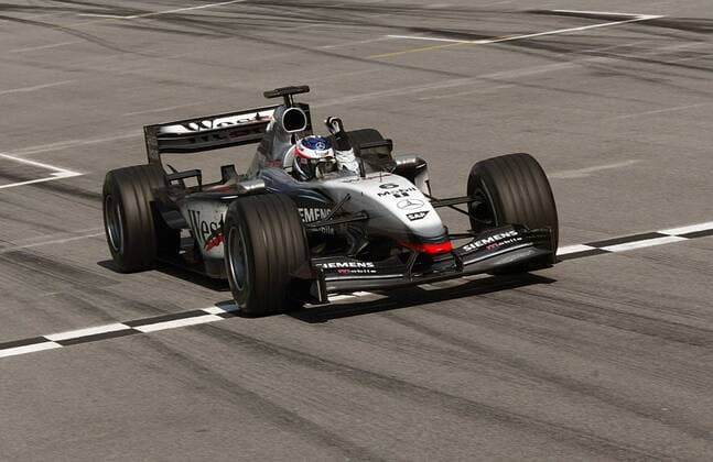 Kimi Räikkönen (Finnland McLaren-Mercedes) jubelt in seinem Boliden Motorsport Grand Prix Herren Großer Preis von Malaysia 2003, Formel 1 Weltmeisterschaft, F1, F, GP, WM, Vdig Einzelbild Sepang Freude,