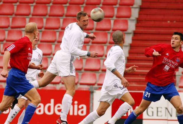 Ralph Hasenhüttl (Mitte, Bayern A.) - Kopfball, re. Goran Sukalo (Haching) Fußball Herren Regionalliga Süd 2002 2003, 3. Liga, SpVgg Unterhaching - FC Bayern München (Amat.) 5:1, Amateure Gruppe Unterhaching Dynamik,