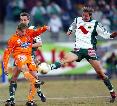 György Korsos (li., Graz) gegen Roman Kienast (Rapid) Fußball Herren tmobileBundesliga 2002 2003, SK Rapid Wien - SK Puntigamer Sturm Graz 1:0, 1. Österreichische Liga Gruppe Wien Dynamik,
