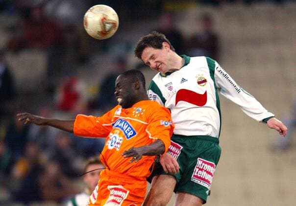 Charles Amoah (li., Graz) gegen Markus Hiden (Rapid) Fußball Herren tmobileBundesliga 2002 2003, SK Rapid Wien - SK Puntigamer Sturm Graz 1:0, 1. Österreichische Liga Gruppe Wien Dynamik,
