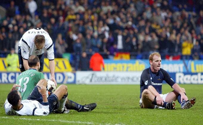 Gary Doherty (re., Spurs) sitzt enttäuscht am Boden, Henrik Pedersen (li., Bolton) nimmt sich den Ball von Torwart Kasey Keller (Spurs) Fußball Herren English Premier League 2002 2003, 1. Englische Liga, Bolton Wanderers - Tottenham Hotspurs 1:0 Gruppe Bolton Enttäuschung,
