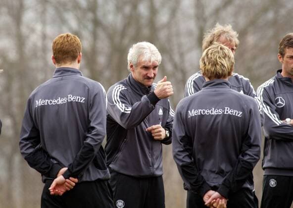 Teamchef Rudi Völler (Deutschland) gibt Anweisungen während des Trainings Fußball Herren Nationalmannschaft 2003, Nationalteam, Nationalmannschaftstraining, Training, Vdig Gruppe Herzogenaurach