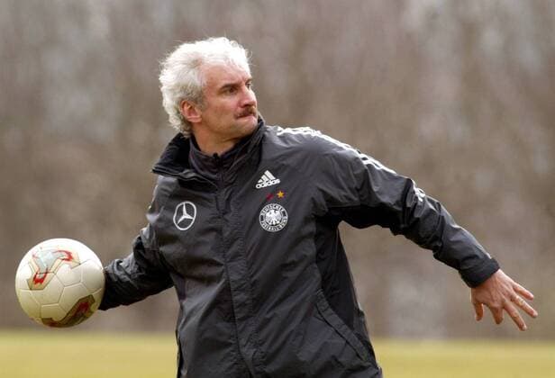 Teamchef Rudi Völler (Deutschland) in bester Torwartmanier Fußball Herren Nationalmannschaft 2003, Nationalteam, Nationalmannschaftstraining, Training, Vdig Einzelbild Herzogenaurach Dynamik,