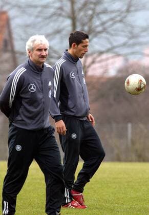 Kevin Kuranyi (hinten) und Teamchef Rudi Völler (beide Deutschland) Fußball Herren Nationalmannschaft 2003, Nationalteam, Nationalmannschaftstraining, Training, Vdig Gruppe Herzogenaurach
