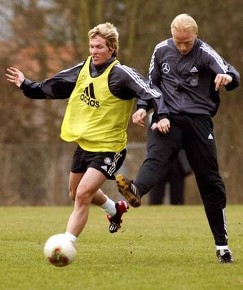 Benjamin Lauth (li.) gegen Carsten Ramelow (beide Deutschland) Fußball Herren Nationalmannschaft 2003, Nationalteam, Nationalmannschaftstraining, Training, Vdig Gruppe Herzogenaurach Dynamik,