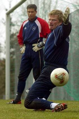 Oliver Kahn versucht den Ball zu erwischen, Tim Wiese (beide Deutschland) schaut zu - Treffen der Generationen im Nationalteam Fußball Herren Nationalmannschaftstraining 2003, Nationalmannschaft, Nationalteam, Training, Gruppe Herzogenaurach
