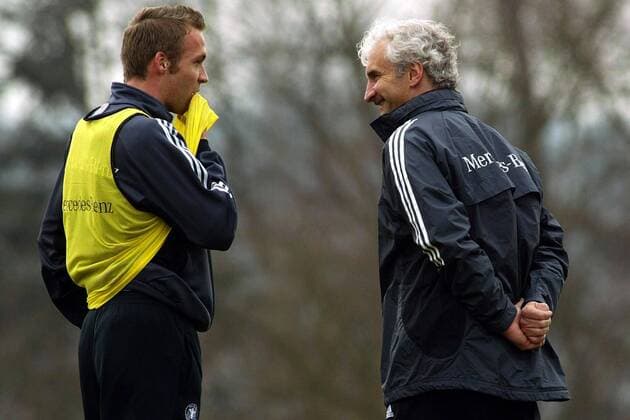 Teamchef Rudi Völler (re.) im Gespräch mit Andreas Hinkel (beide Deutschland) Fußball Herren Nationalmannschaftstraining 2003, Nationalmannschaft, Nationalteam, Training, Gruppe Herzogenaurach