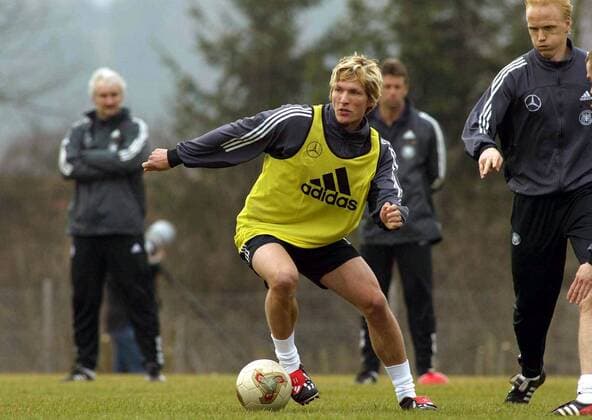 Benjamin Lauth (Deutschland) am Ball Fußball Herren Nationalmannschaftstraining 2003, Nationalmannschaft, Nationalteam, Training, Einzelbild Herzogenaurach Dynamik,