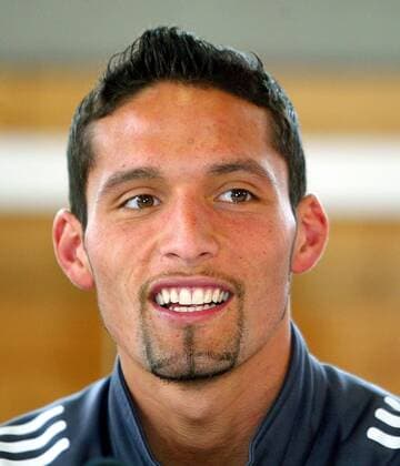 Kevin Kuranyi (Deutschland) trägt seinen Bart in Form eines Peacezeichens um gegen den Irakkrieg zu protestieren Fußball Herren Nationalmannschaft 2003, Nationalteam, Porträt Herzogenaurach