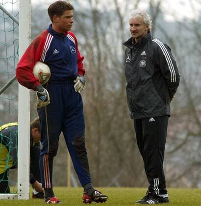Torwart Tim Wiese (li.) im Gespräch mit Teamchef Rudi Völler (beide Deutschland) Fußball Herren Nationalmannschaftstraining 2003, Nationalmannschaft, Nationalteam, Training, Gruppe Herzogenaurach