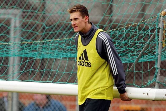 Miroslav Klose (Deutschland) trägt das Tor Fußball Herren Nationalmannschaft 2003, Nationalteam, Training, Nationalmannschaftstraining Einzelbild Herzogenaurach