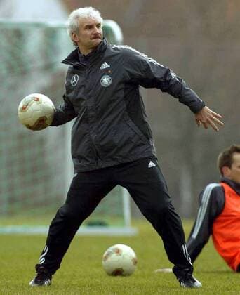 Teamchef Rudi Völler (Deutschland) wirft einen Ball zurück Fußball Herren Nationalmannschaftstraining 2003, Nationalmannschaft, Nationalteam, Training, Einzelbild Herzogenaurach Dynamik, Wut