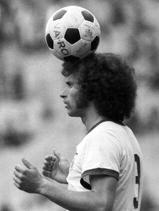 Paul Breitner (Bayern) balanciert den Ball auf dem Kopf Fußball 1. BL Herren Saison 1972 1973, FC Bayern München Einzelbild München