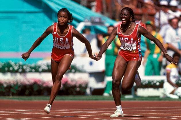 Chandra Cheeseborough (li.) übernimmt den Staffelstab von Evelyn Ashford (beide USA) Leichtathletik OS Sommer Damen Olympische Sommerspiele 1984, Olympia, Olympiade, Spiele, Gruppe Los Angeles Dynamik,