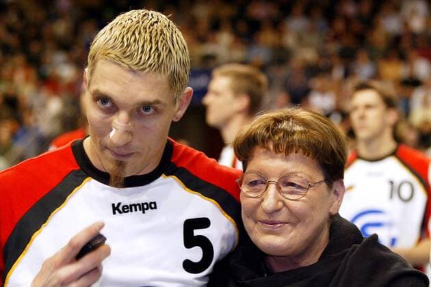 Stefan Kretzschmar (Deutschland) mit seiner Mutter Waltraud - ihres Zeichens DDR-Handballlegende Handball Länderspiel Herren Länderspiel 2003, Freundschaftsspiel, Test, Testspiel, Nationalmannschaft, Nationalteam, Vdig Gruppe Berlin