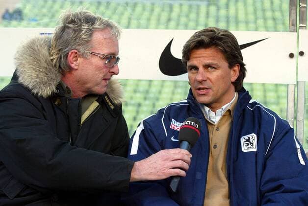 Trainer Falko Götz (1860, re.) im Interview mit SAT 1-Reporter Ulli Köhler Fußball 1. BL Herren Saison 2002 2003, TSV 1860 München, Vdig Gruppe München