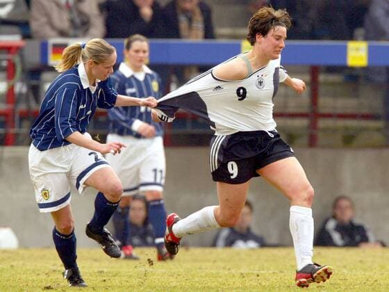 Michelle Kerr (li., Schottland) zieht Birgit Prinz (Deutschland) am Trikot Fußball Länderspiel Damen Europameisterschaftsqualifikation 2003, Länderspiel, Qualifikation, Deutschland - Schottland 5:0 Gruppe Potsdam Dynamik,