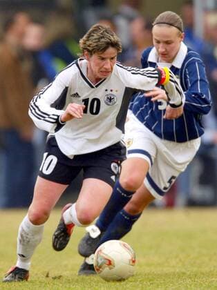 Bettina Wiegmann (li., Deutschland) am Ball Fußball Länderspiel Damen Europameisterschaftsqualifikation 2003, Länderspiel, Qualifikation, Deutschland - Schottland 5:0 Gruppe Potsdam Dynamik,