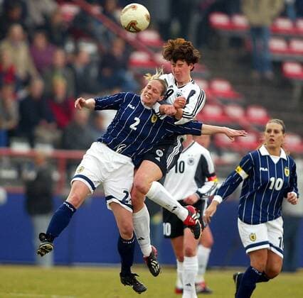 Michelle Kerr (li., Schottland) gegen Birgit Prinz (Deutschland) Fußball Länderspiel Damen Europameisterschaftsqualifikation 2003, Länderspiel, Qualifikation, Deutschland - Schottland 5:0 Gruppe Potsdam Dynamik, Kampf,