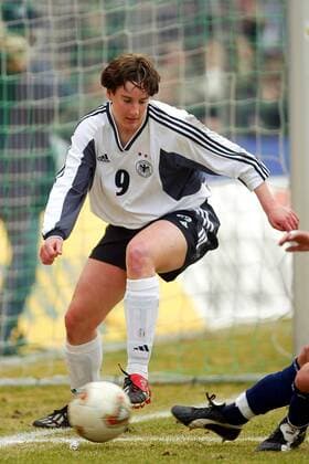 Birgit Prinz (Deutschland) am Ball Fußball Länderspiel Damen Europameisterschaftsqualifikation 2003, Länderspiel, Qualifikation, Frauen, Frauenfußball Einzelbild Potsdam Dynamik,