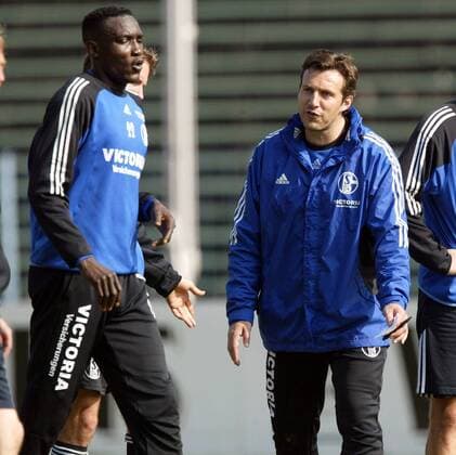 Interims-Teamchef Marc Wilmots (re.) und Victor Agali (beide Schalke) Fußball 1. BL Herren Saison 2002 2003, FC Schalke 04, Training Gruppe Gelsenkirchen