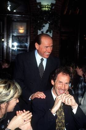 Präsident Silvio Berlusconi (hinten) mit Franco Baresi (beide Milan) bei der Meisterfeier Fußball Herren Serie A 1995 1996, 1. Italienische Liga, AC Mailand Gruppe Mailand Freude,
