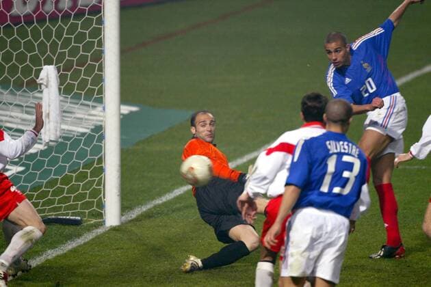 David Trezeguet (re., Frankreich) überwindet Torwart Mario Muscat (Malta) und erzielt das 5:0 Fußball Länderspiel Herren Europameisterschaftsqualifikation 2003, Qualifikation, Länderspiel, Nationalmannschaft, Nationalteam Gruppe Lens Dynamik,  