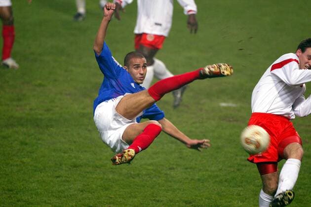 David Trezeguet (Frankreich) versucht einen Seitfallzieher Fußball Länderspiel Herren Europameisterschaftsqualifikation 2003, Qualifikation, Länderspiel, Nationalmannschaft, Nationalteam Gruppe Lens Dynamik, Höhe  