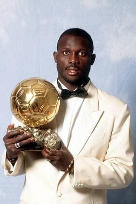 George Weah (Milan) mit der Trophäe für Europas Fußballer des Jahres 1995 Fußball Herren Serie A 1995 1996, 1. Italienische Liga, AC Mailand, Einzelbild Mailand