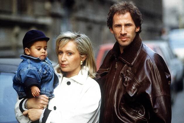 Franco Baresi (re., Milan) und seine Frau Laura und Sohn Edoardo in den Straßen von Mailand Fußball Herren Serie A 1993 1994, 1. Italienische Liga, AC Mailand, Gruppe Mailand