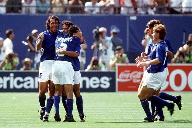 Torjubel Italien v.li.: Paolo Maldini, Roberto Baggio und Antonio Benarrivo Fußball WM Herren Weltmeisterschaft 1994, Nationalmannschaft, Nationalteam, Nationaltrikot, Länderspiel, Halbfinale Gruppe Foxboro Freude,