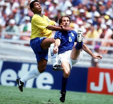 Franco Baresi (re., Italien) gegen Romario (Brasilien) Fußball WM Herren Weltmeisterschaft 1994, Nationalmannschaft, Nationalteam, Nationaltrikot, Länderspiel, Finale Gruppe Pasadena Dynamik, Kampf,