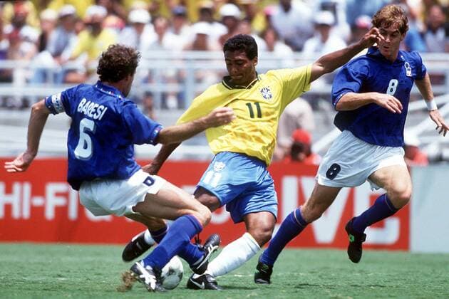 Romario (Mitte, Brasilien) gegen Franco Baresi (li.) und Roberto Mussi (beide Italien) Fußball WM Herren Weltmeisterschaft 1994, Nationalmannschaft, Nationalteam, Nationaltrikot, Länderspiel, Finale Gruppe Pasadena Dynamik,