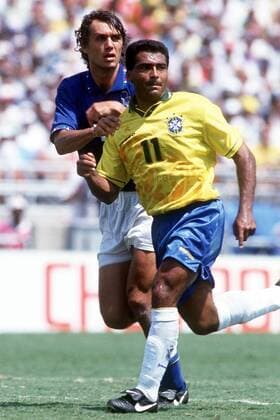 Romario (vorn, Brasilien) gegen Paolo Maldini (Italien) Fußball WM Herren Weltmeisterschaft 1994, Nationalmannschaft, Nationalteam, Nationaltrikot, Länderspiel, Finale Gruppe Pasadena Dynamik,