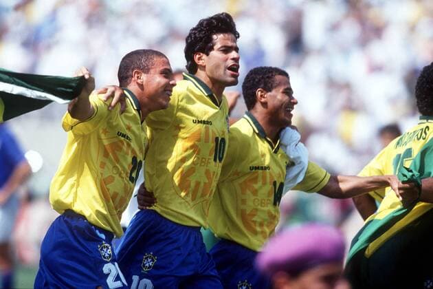 Schlußjubel Brasilien v.li.: Ronaldo, Rai und Cafu Fußball WM Herren Weltmeisterschaft 1994, Nationalmannschaft, Nationalteam, Nationaltrikot, Länderspiel, Finale Gruppe Pasadena Freude, Begeisterung,