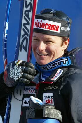 Corinne Rey Bellet (Schweiz) präsentiert ihre Silbermedaille Alpiner Skilauf WM Damen Weltmeisterschaft 2003, Ski Alpin, Skisport, Abfahrt, Vdig, Einzelbild St. Moritz Freude,