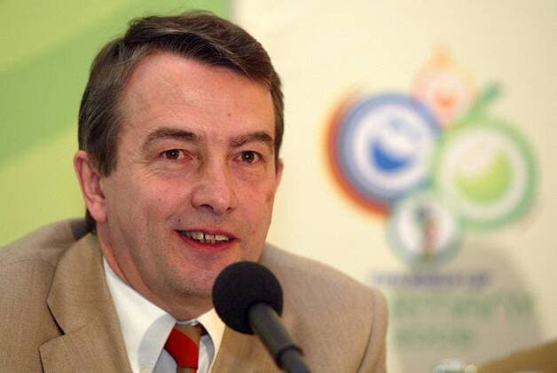 Wolfgang Niersbach (Deutschland), geschäftsführender Vizepräsident des Organisationskomitees für die Weltmeisterschaft 2006 während der Pressekonferenz zum Themna Umweltbelastung Fußball WM Herren Pressekonferenz 2003, PK, Pressetermin, Vdig Porträt Frankfurt M.