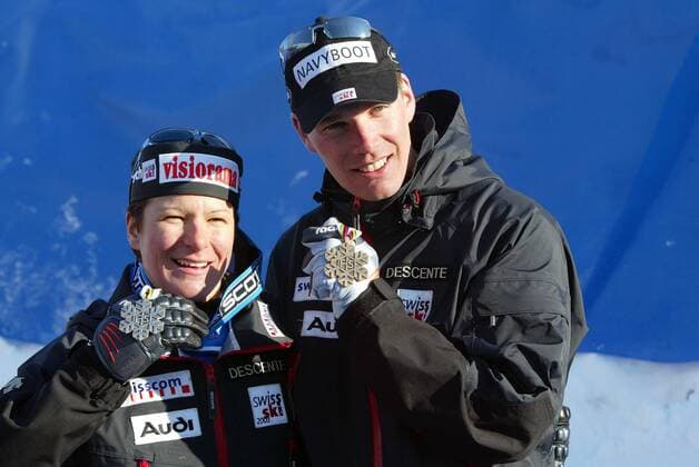 Corinne Rey Bellet (li.) und Bruno Kernen präsentieren ihre Medaillen für das Schweizer Team Alpiner Skilauf WM Weltmeisterschaft 2003, Ski Alpin, Skisport, Abfahrt, Vdig, Gruppe St. Moritz Freude,