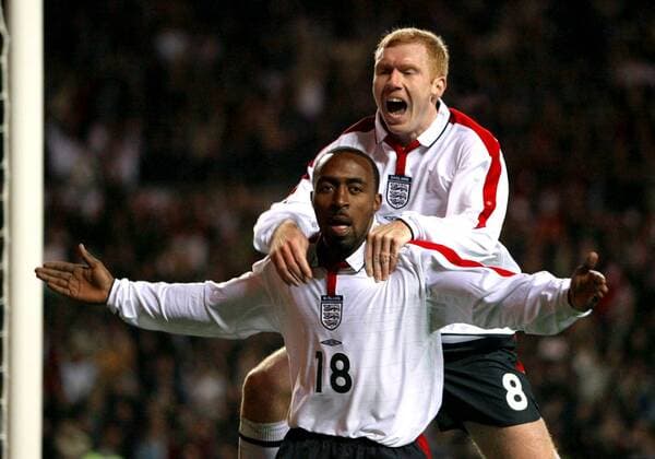 Darius Vassell (li.) und Paul Scholes (beide England) - Torjubel Fußball Länderspiel Herren Europameisterschaftsqualifikation 2003, Qualifikation, Nationalmannschaft, Nationalteam, Länderspiel Gruppe Sunderland Freude,