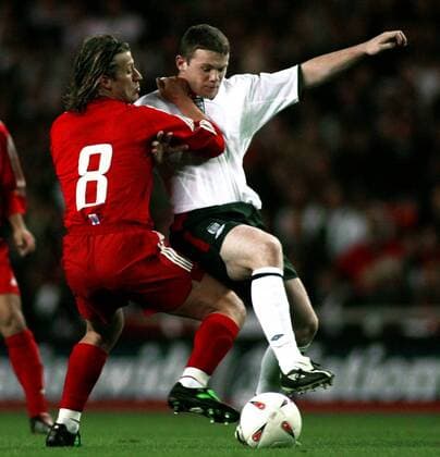 Wayne Rooney (re., England) gegen Tugay Kerimoglu (Türkei) Fußball Länderspiel Herren Europameisterschaftsqualifikation 2003, Qualifikation, Nationalmannschaft, Nationalteam, Länderspiel Gruppe Sunderland Dynamik,