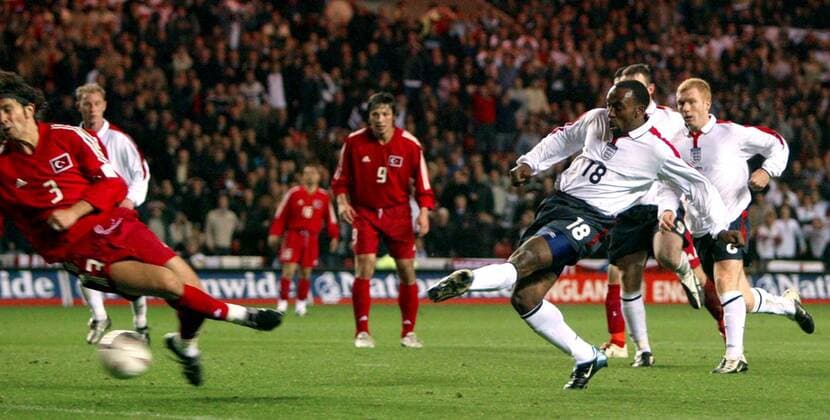 Darius Vassell (re., England) erzielt das 1:0 Fußball Länderspiel Herren Europameisterschaftsqualifikation 2003, Qualifikation, Nationalmannschaft, Nationalteam, Länderspiel Gruppe Sunderland Dynamik,