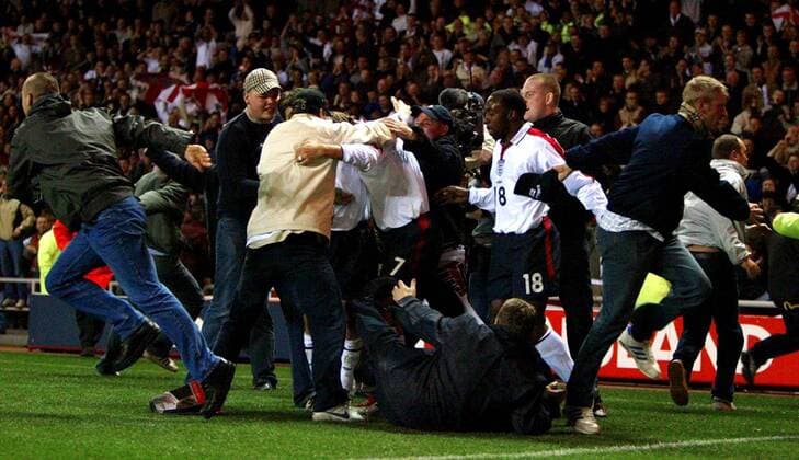 Englische Fans stürmen das Spielfeld Fußball Länderspiel Herren Europameisterschaftsqualifikation 2003, Qualifikation, Nationalmannschaft, Nationalteam England Totale Länderspiel Platzsturm Platz Sunderland