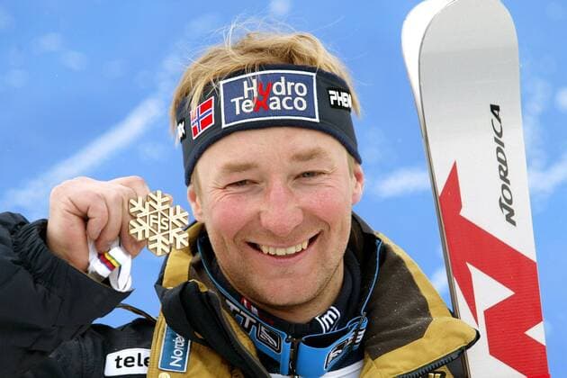 Kjetil-Andre Aamodt (Norwegen) präsentiert stolz seine Bronzemedaille Alpiner Skilauf WM Herren Weltmeisterschaft 2003, Ski Alpin, Skisport, Kombination Porträt St. Moritz