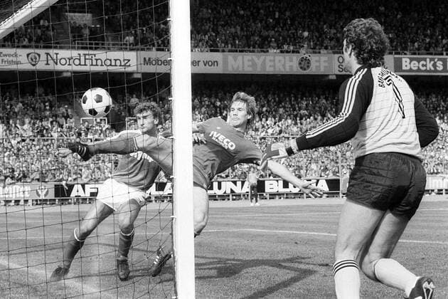 Wolfgang Grobe (Mitte) und Torwart Jean-Marie Pfaff (re., beide Bayern) können das legendäre Einwurftor von Uwe Reinders nicht verhindern, hinten Rudi Völler (beide Bremen) Fußball 1. BL Herren Saison 1982 1983, SV Werder Bremen - FC Bayern München 1:0, Vneg, Vsw Gruppe Bremen Dynamik, Abwehr,
