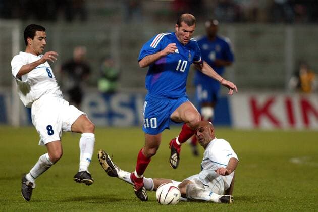 Zinedine Zidane (Mitte, Frankreich) gegen Haim Revivo (li.) und Josef Abukasis (beide Israel) Fußball Länderspiel Herren Europameisterschaftsqualifikation 2003, Qualifikation, Nationalmannschaft, Nationalteam, Länderspiel Gruppe Palermo Dynamik, Kampf,  