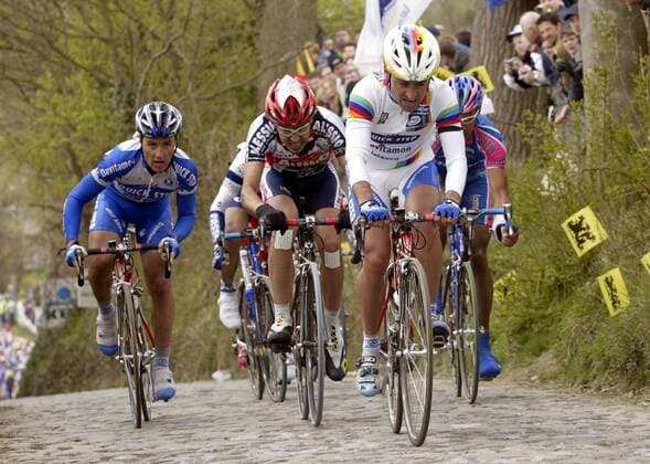 Paolo Bettini (Italien Quick Step - Davitamon) vor u.a. Enrico Cassani (Mitte, Italien Alessio) am Koppenberg Radsport Herren 87. Flandernrundfahrt 2003, Radrennsport, Straßenradsport, Straßenradrennsport, Radrennen, Vdig Gruppe Brügge - Meerbeke Flandern-Rundfahrt
