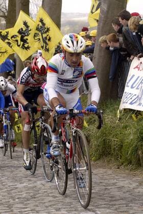 Paolo Bettini (vorn, Italien Quick Step - Davitamon) vor Enrico Cassani (Italien Alessio) Radsport Herren 87. Flandernrundfahrt 2003, Radrennsport, Straßenradsport, Straßenradrennsport, Radrennen, Vdig Gruppe Brügge - Meerbeke Flandern-Rundfahrt