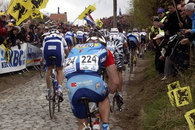 Das Peloton am Koppenberg Radsport Herren 87. Flandernrundfahrt 2003, Radrennsport, Straßenradsport, Straßenradrennsport, Radrennen, Vdig Totale Brügge - Meerbeke Flandern-Rundfahrt