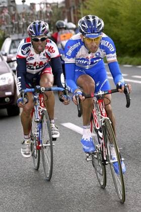 Frank Vandenbroucke (re., Quick Step - Davitamon) vor Peter van Petegem (beide Belgien Lotto - Domo) Radsport Herren 87. Flandernrundfahrt 2003, Radrennsport, Straßenradsport, Straßenradrennsport, Radrennen, Vdig Gruppe Brügge - Meerbeke Flandern-Rundfahrt